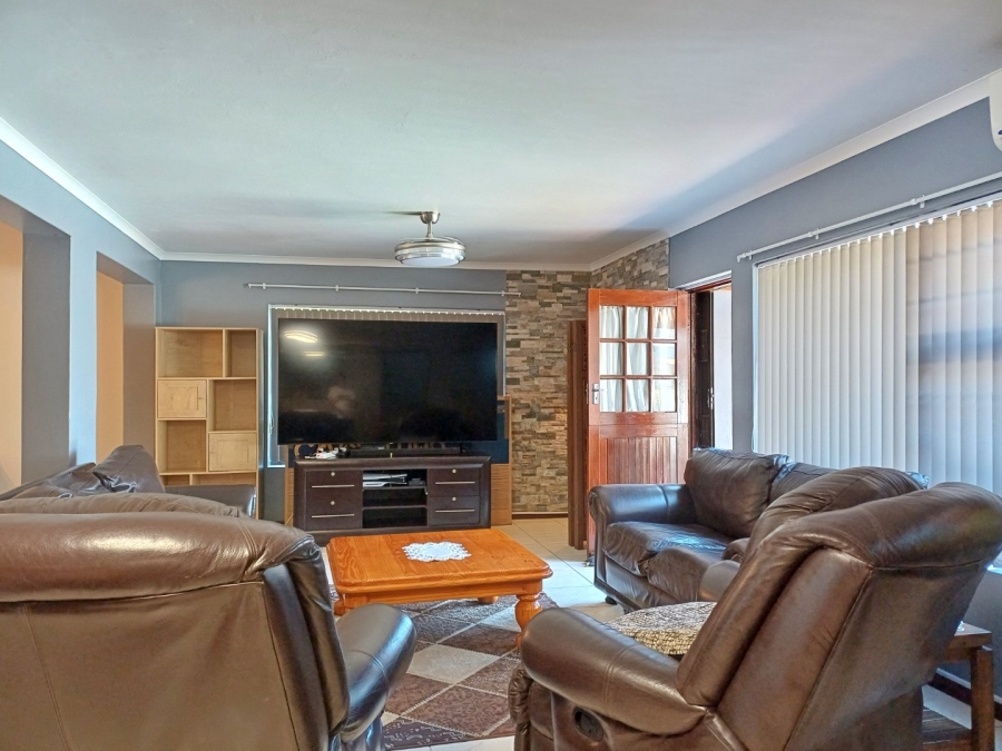 5 Bedroom Property for Sale in Fraaiuitsig Western Cape
